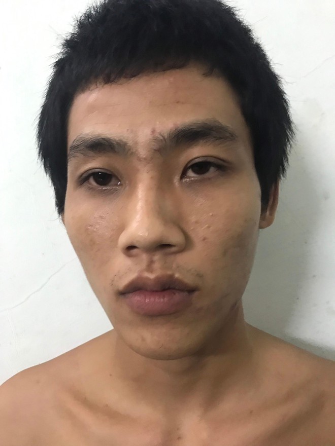 Thách thức, xúc phạm, lăng mạ và túm cổ áo 2 công an - Ảnh 1.