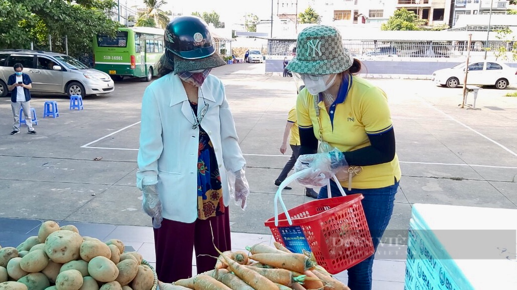 TP.HCM: Hỗ trợ khẩn 1,5 triệu đồng cho các hộ lao động nghèo, khu nhà trọ công nhân - Ảnh 1.