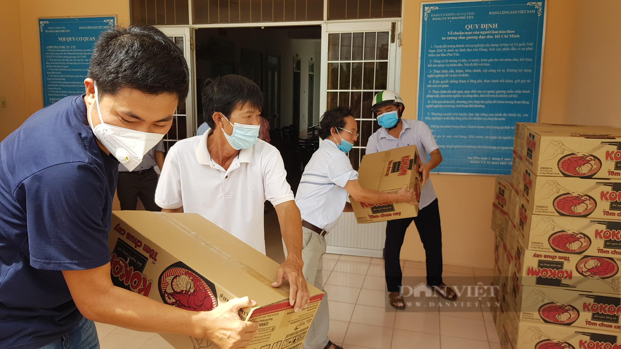 Covid-19: Hỗ trợ bà con tự nguyện cách ly cộng đồng ở miền núi Phú Yên - Ảnh 2.