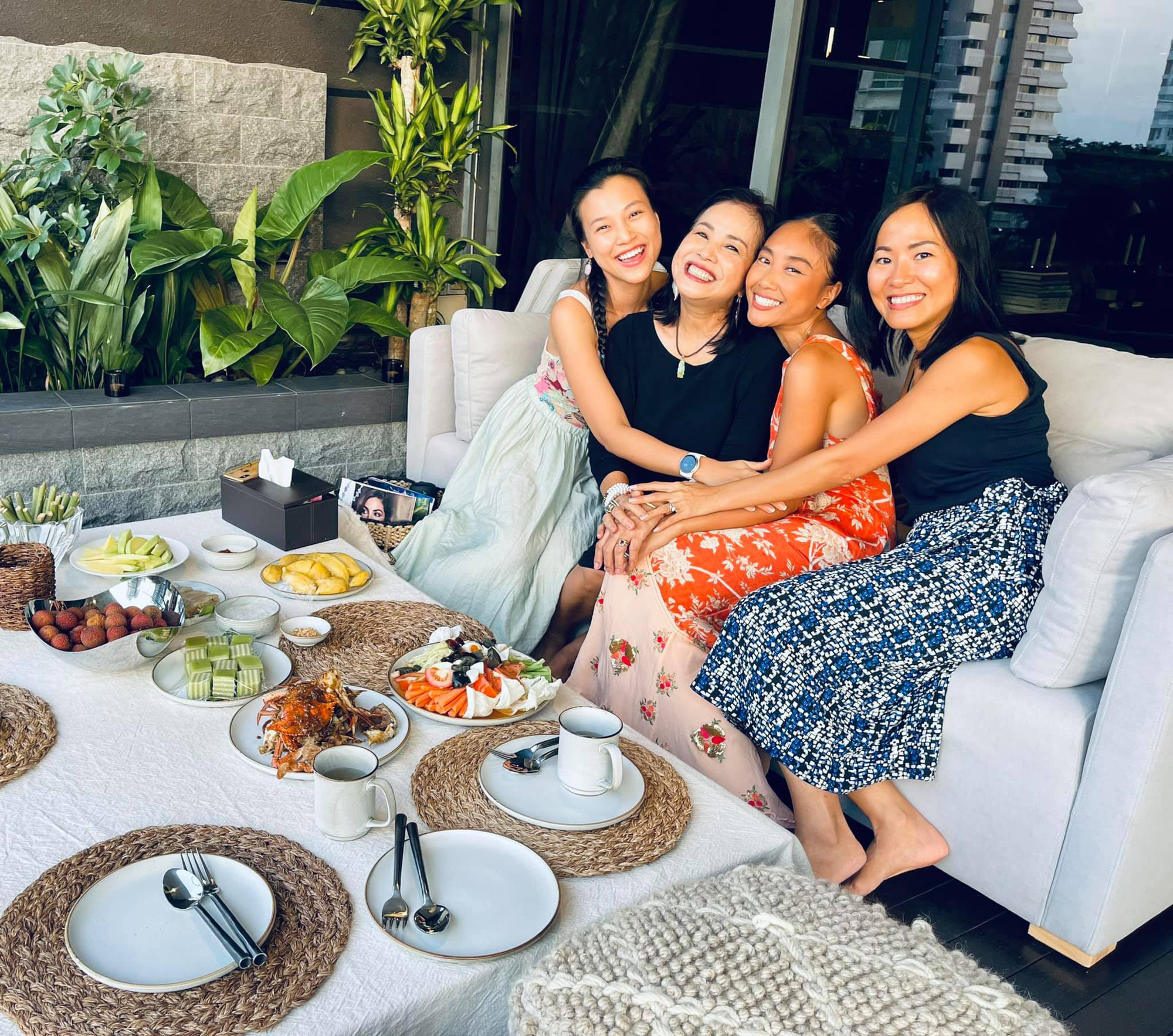 Cuộc sống của dàn sao Việt ở Singapore - Ảnh 2.