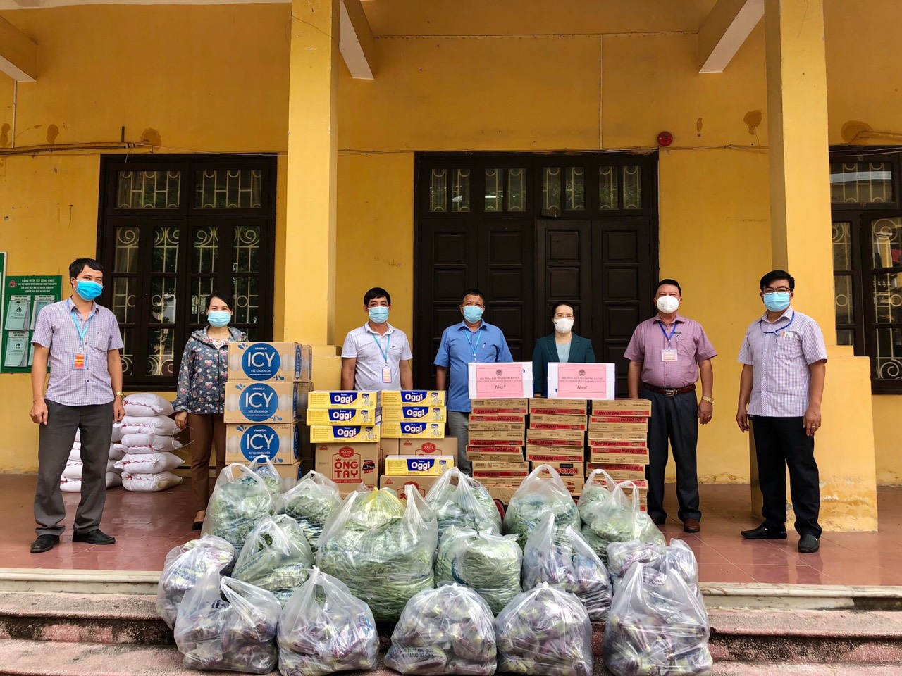 Dịch Covid-19: Hội Nông dân TP.Hà Nội tặng sữa, gạo ngon, rau xanh cho các chốt phòng dịch - Ảnh 1.