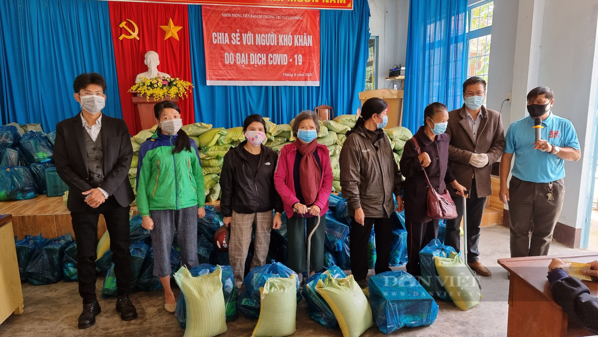 Lâm Đồng: Nhóm phóng viên thường trú trao hàng trăm phần quà cho những hoàn cảnh khó khăn - Ảnh 1.