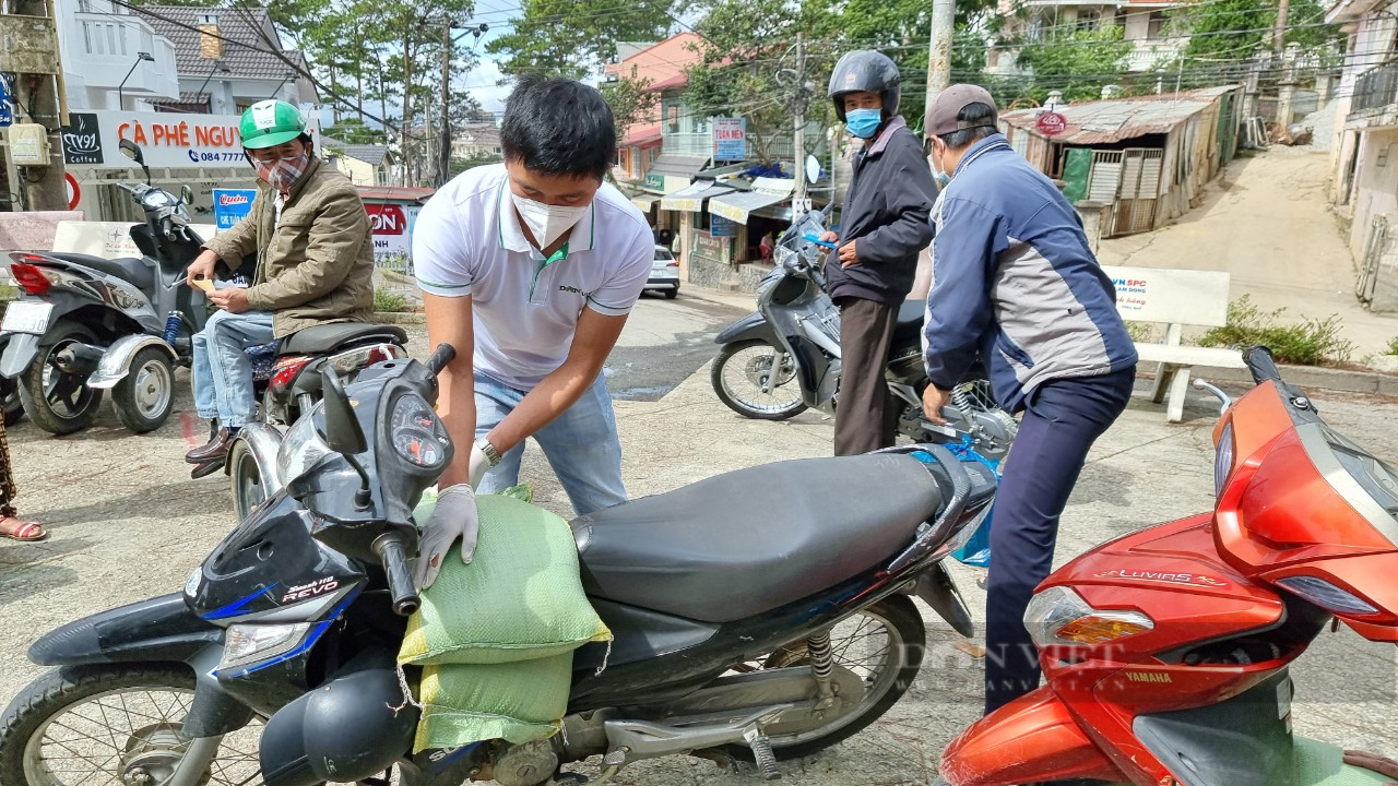 Lâm Đồng: Nhóm phóng viên thường trú trao hàng trăm phần quà cho những hoàn cảnh khó khăn - Ảnh 3.
