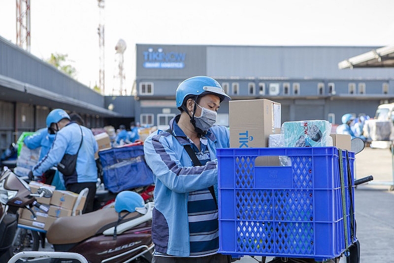 Shipper bị siết, đơn hàng online “mắc kẹt”: Gỡ nút thắt ra sao? - Ảnh 1.