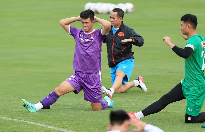 Tin sáng (8/8): Vì sao Tiến Linh, Tuấn Anh, Văn Toàn phải tập riêng ở ĐT Việt Nam? - Ảnh 1.