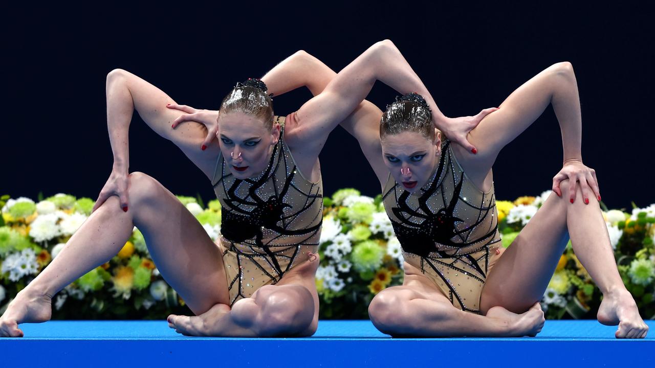 Mặc bikini trong suốt, 2 &quot;người nhện nữ&quot; đoạt HCV Olympic 2020 - Ảnh 1.