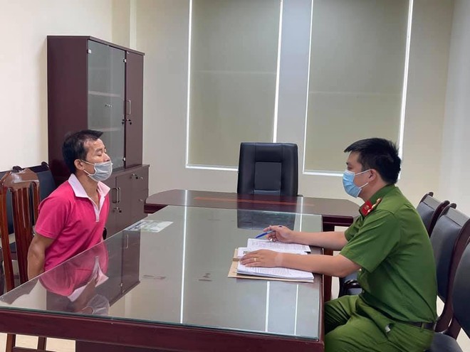 Gã đàn ông dùng côn nhị khúc đe dọa lực lượng phòng chống dịch Covid-19 - Ảnh 1.
