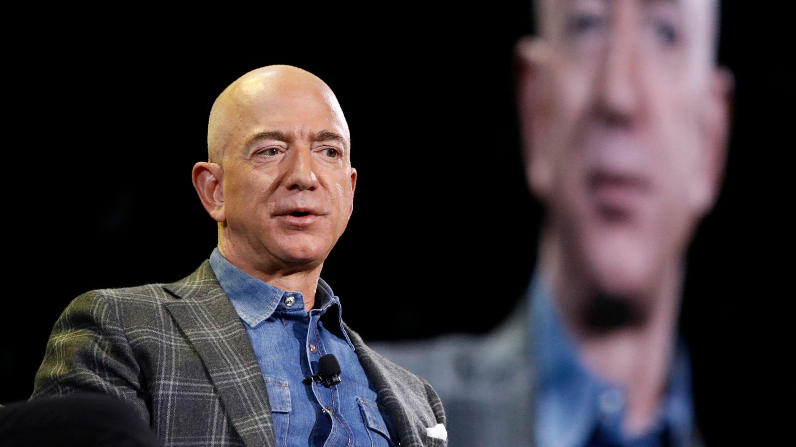Jeff Bezos là tỷ phú sở hữu Blue Origin. Ảnh: @AP.