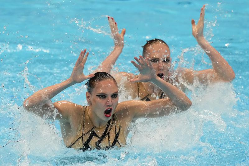 Mặc bikini trong suốt, 2 &quot;người nhện nữ&quot; đoạt HCV Olympic 2020 - Ảnh 4.