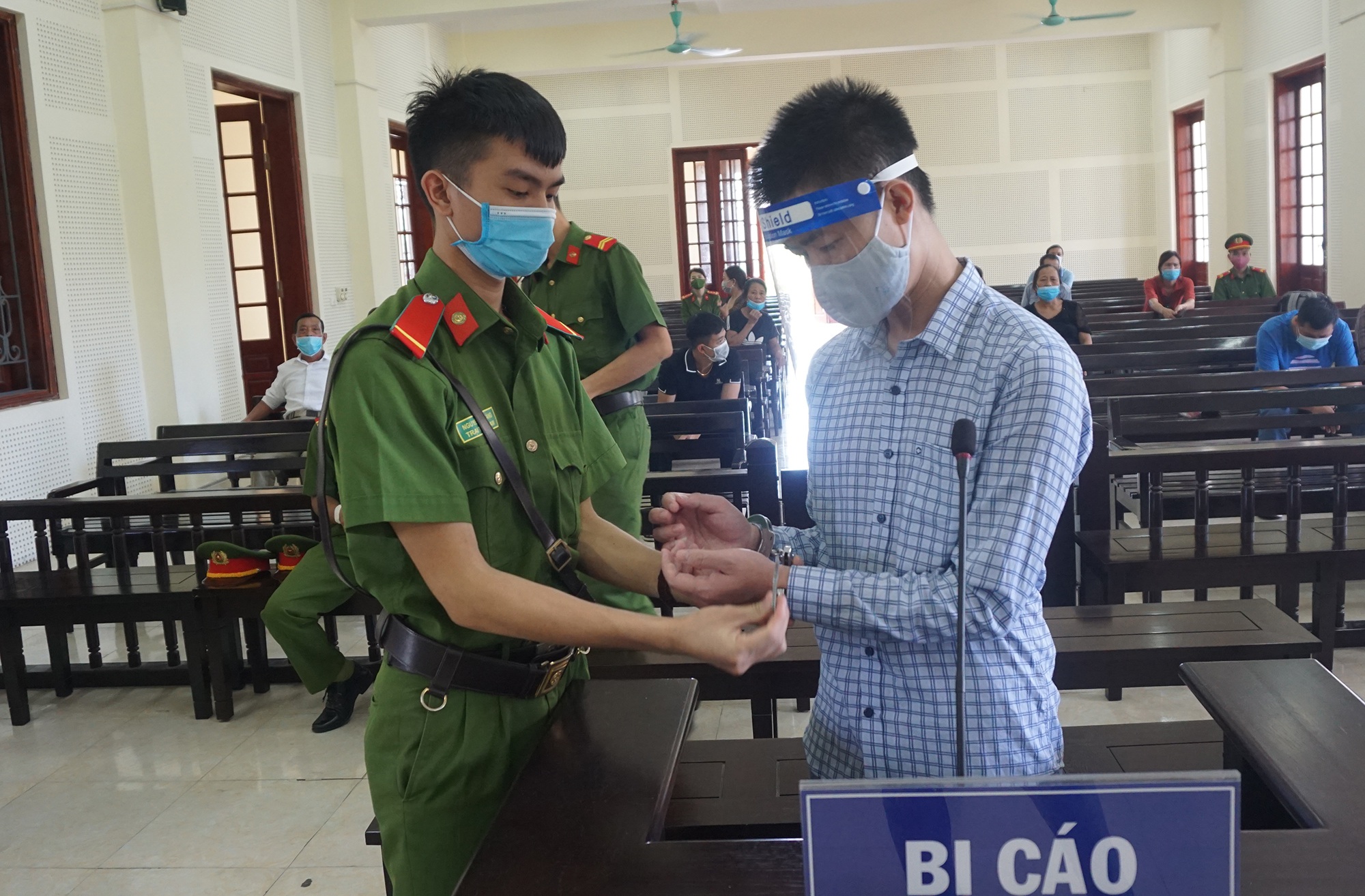 Tin vào công an &quot;rởm&quot;, con mất tình, mẹ mất tiền - Ảnh 4.