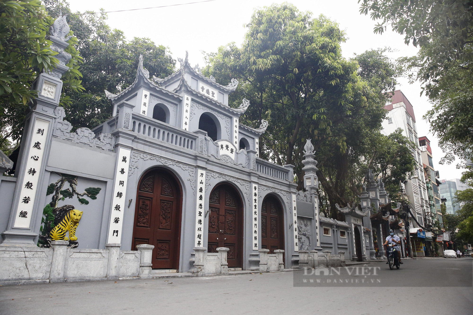 Đền, chùa tại Hà Nội vắng vẻ trong ngày mùng 1 tháng &quot;cô hồn&quot; - Ảnh 1.