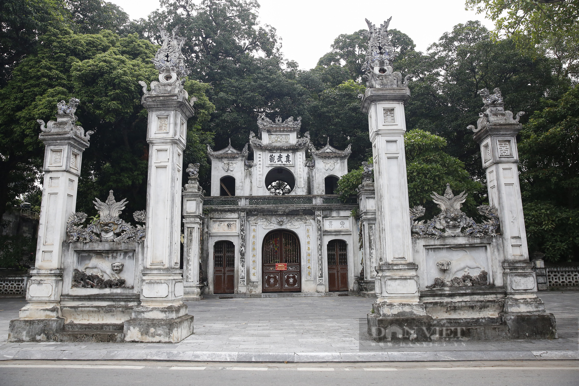 Đền, chùa tại Hà Nội vắng vẻ trong ngày mùng 1 tháng &quot;cô hồn&quot; - Ảnh 3.