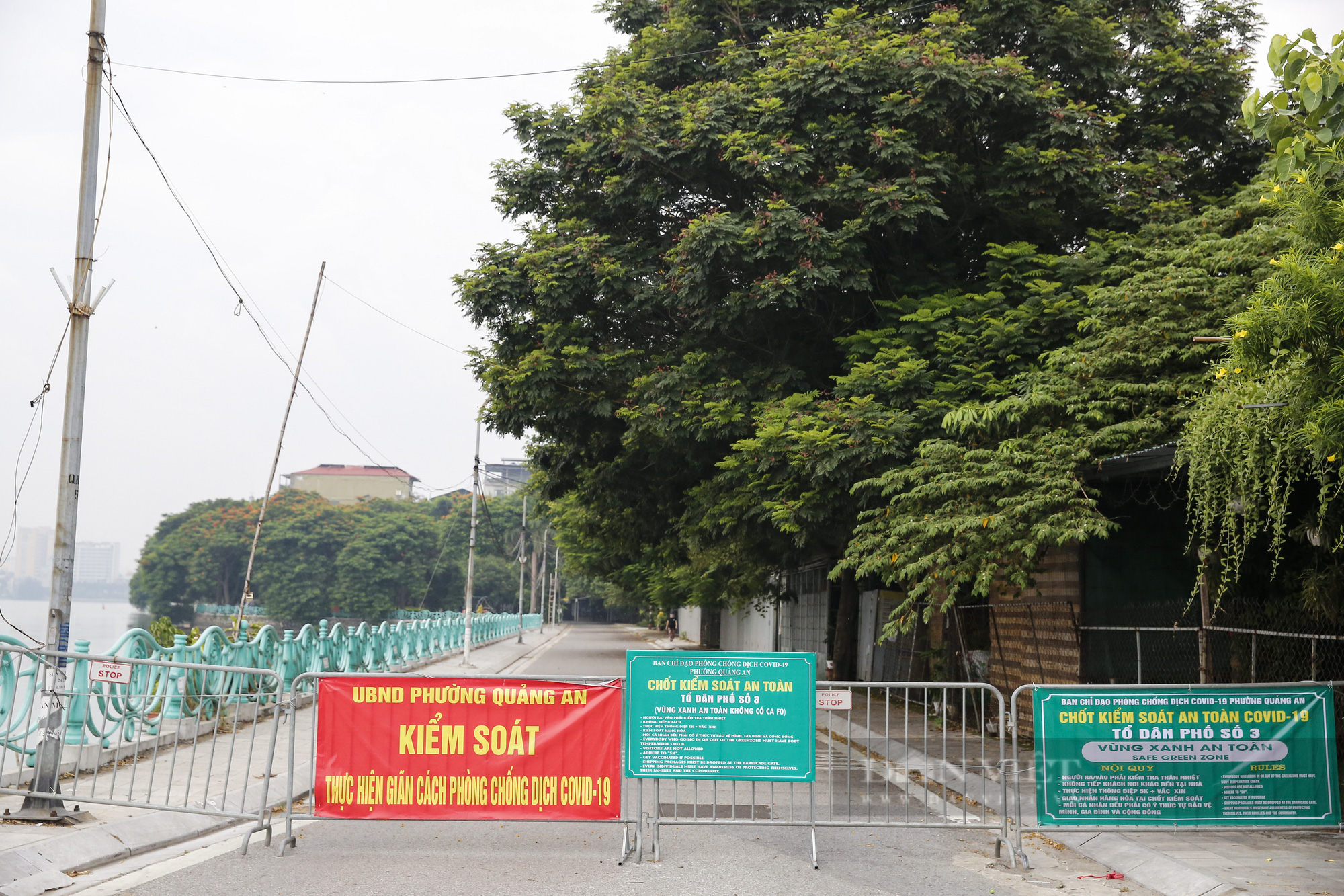 Đền, chùa tại Hà Nội vắng vẻ trong ngày mùng 1 tháng &quot;cô hồn&quot; - Ảnh 5.