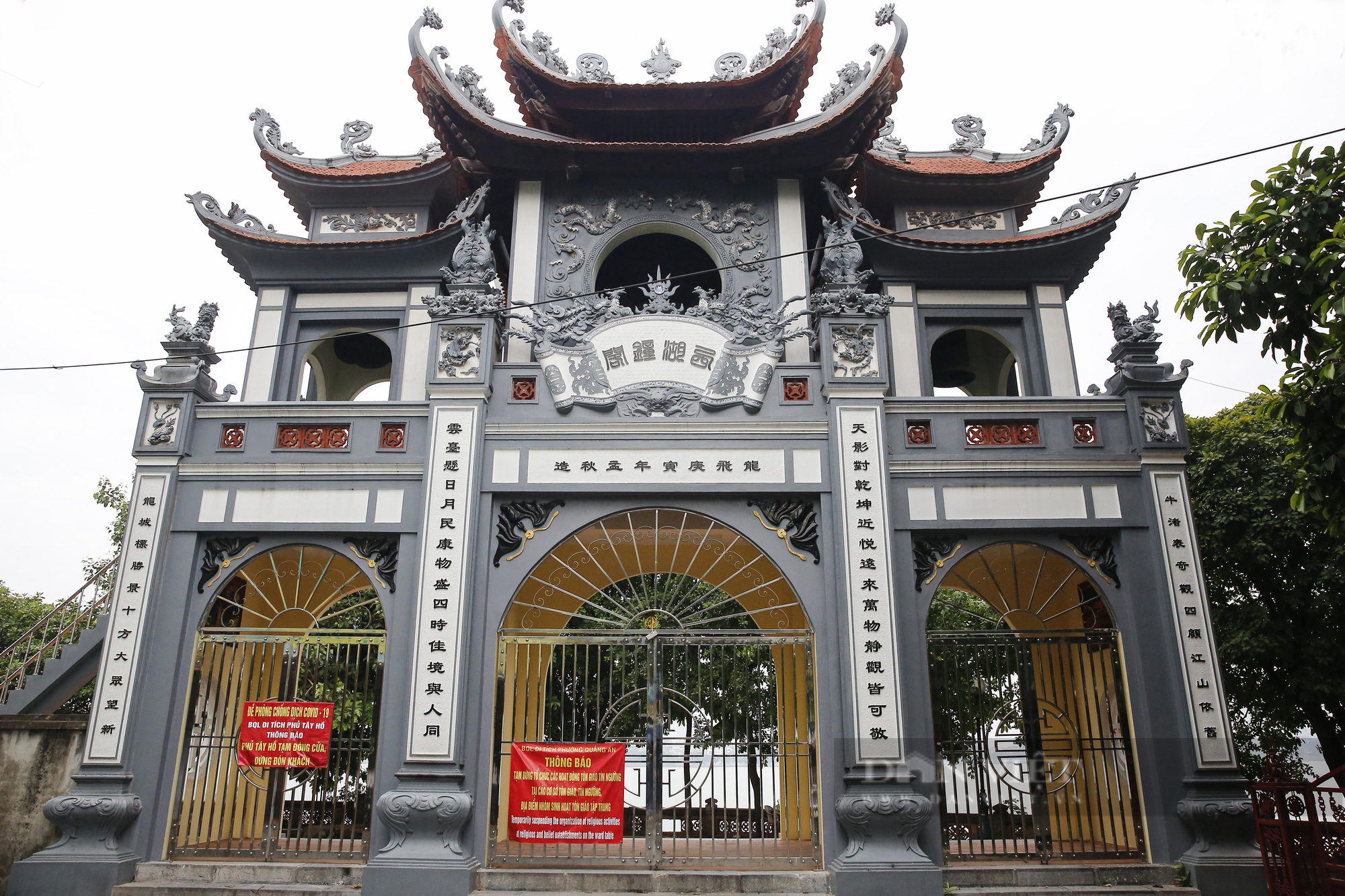 Đền, chùa tại Hà Nội vắng vẻ trong ngày mùng 1 tháng &quot;cô hồn&quot; - Ảnh 7.