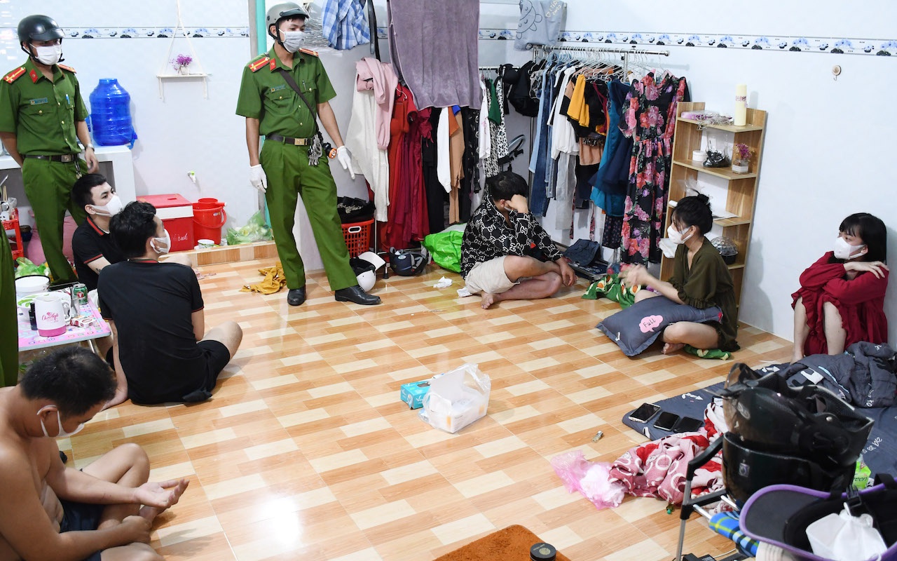 7 nam nữ phê ma túy tập thể trong phòng trọ - Ảnh 1.