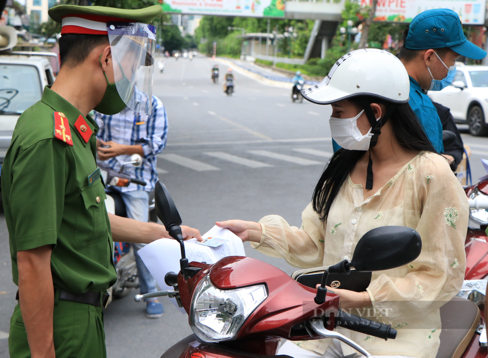 Hà Nội: Quận Hai Bà Trưng giao UBND phường phê duyệt giấy đi đường của từng người dân - Ảnh 1.
