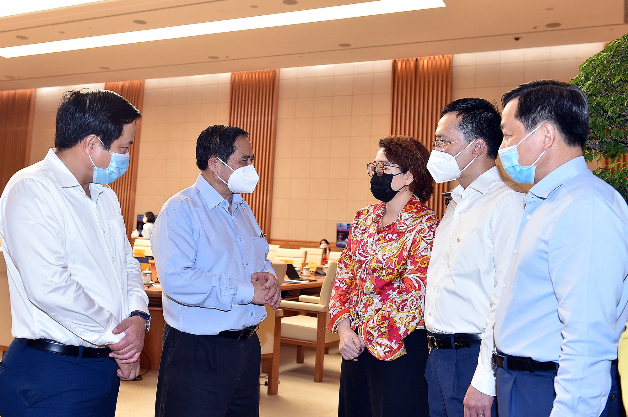 Có những đêm Thủ tướng viết hàng chục lá thư giới thiệu doanh nghiệp tiếp cận nguồn vaccine - Ảnh 1.