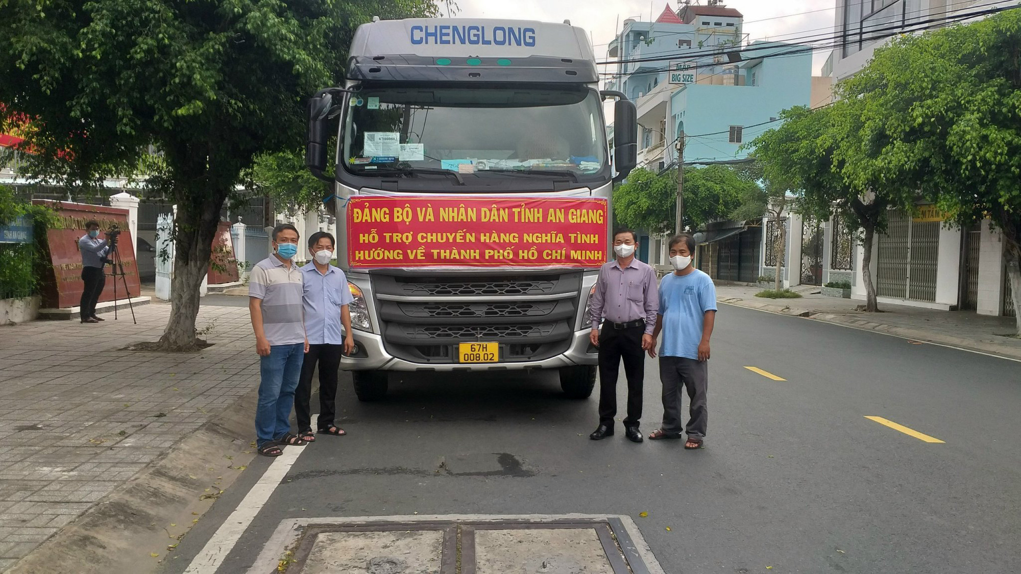 HND An Giang: &quot;Chuyến hàng nghĩa tình&quot; đợt 3 chở 13 tấn nông sản, nhu yếu phẩm hỗ trợ người dân TP.HCM - Ảnh 1.