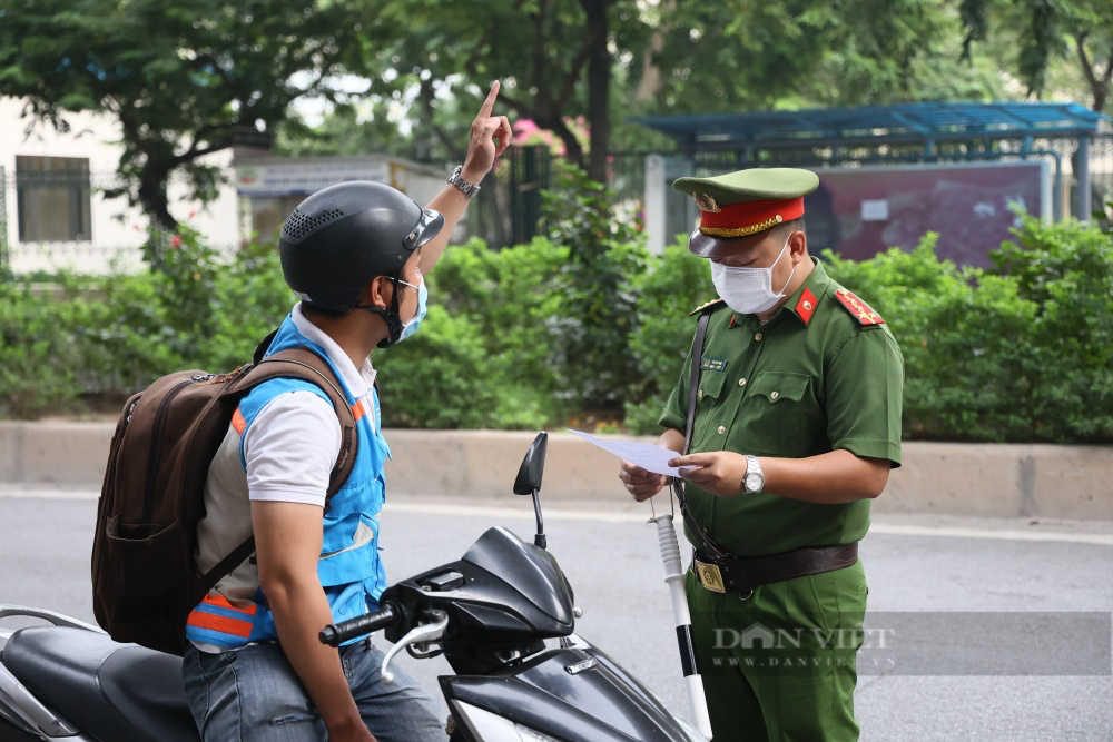 Đường phố Hà Nội siết chặt ra sao khi kiểm soát giấy đi đường? - Ảnh 2.