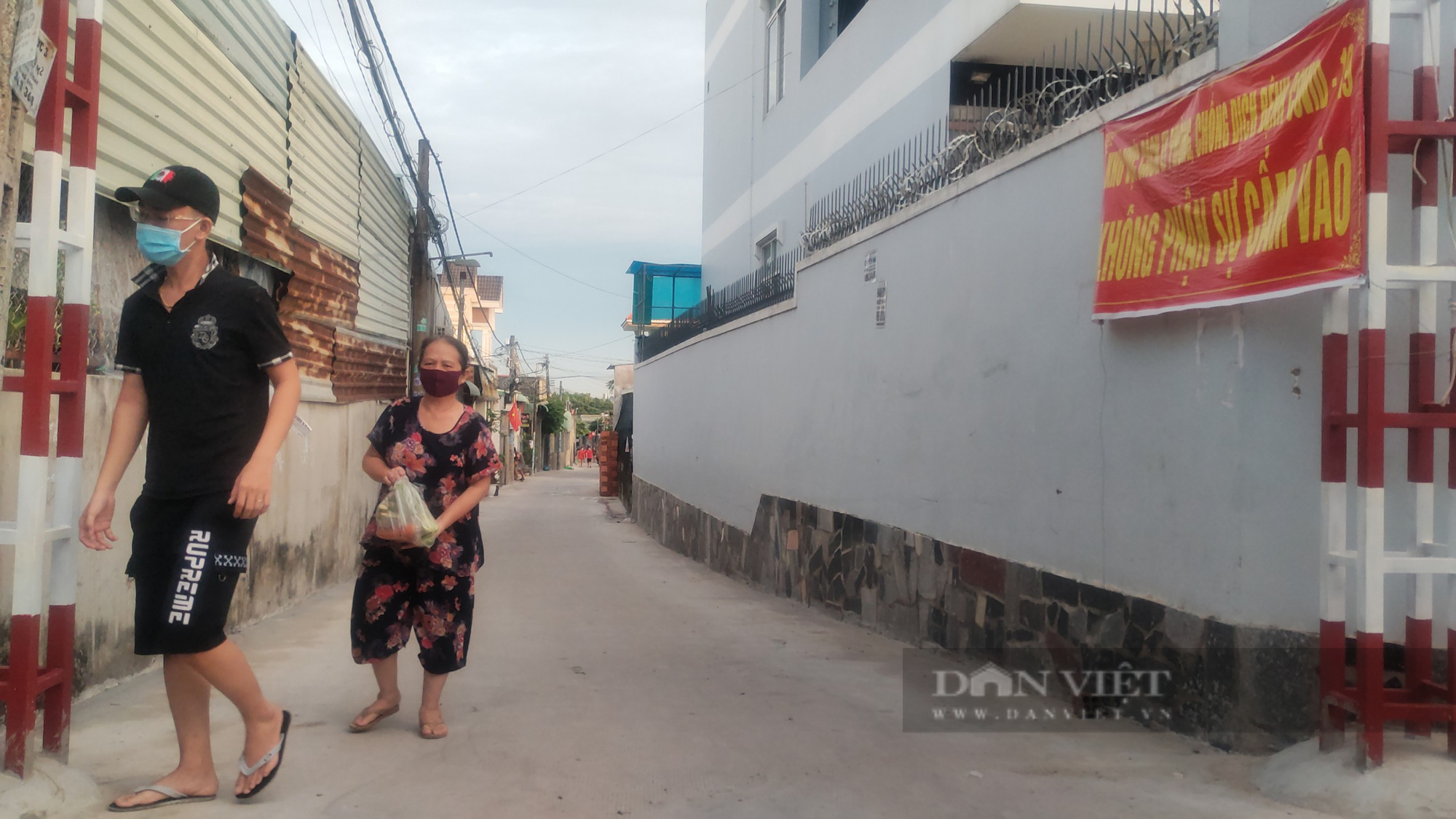 Nông dân Đồng Nai phối hợp với báo Dân Việt tặng 2 tấn rau củ cho người dân vùng phong tỏa - Ảnh 4.