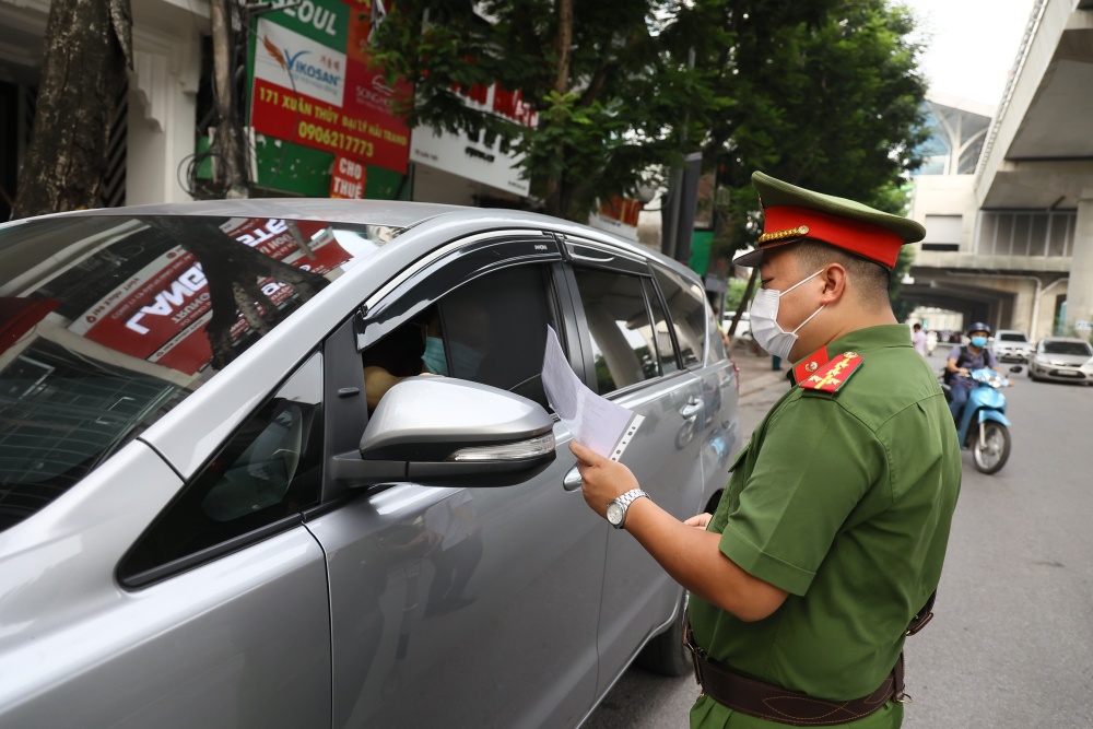 Hà Nội: Nhiều chốt kiểm soát ùn ứ sau khi siết chặt kiểm soát giấy đi đường - Ảnh 6.