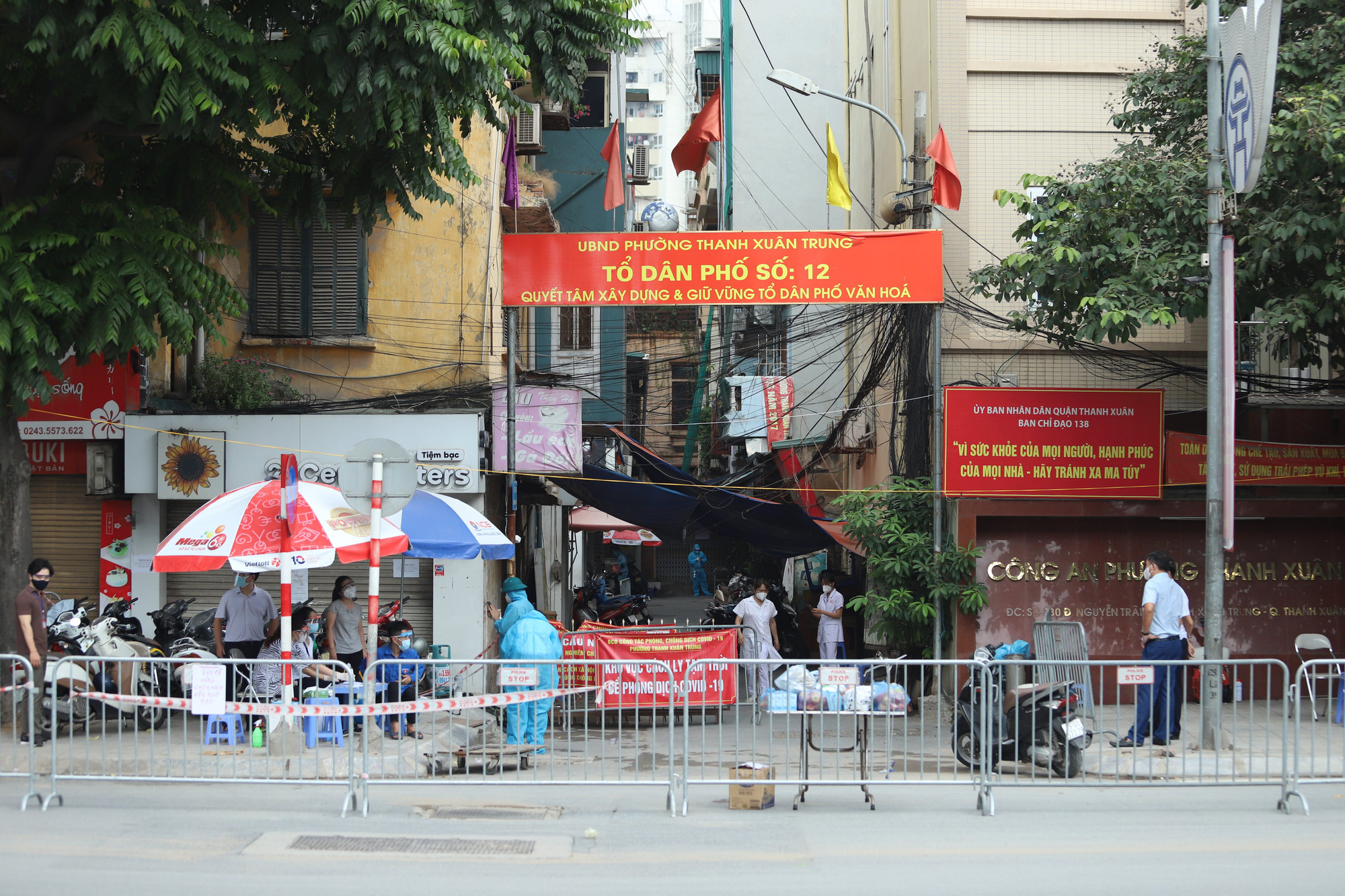 Hà Nội di dời người dân &quot;ổ dịch&quot; Thanh Xuân Trung từ chiều 1/9    - Ảnh 1.