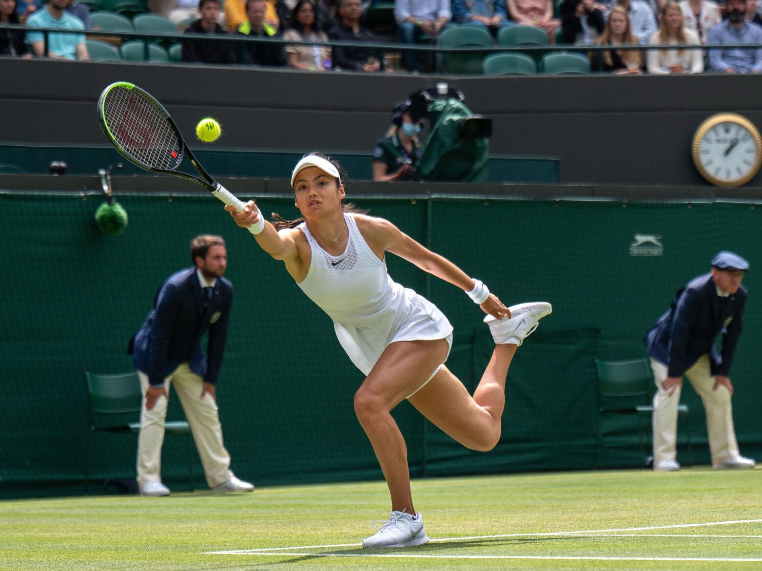 Vẻ đẹp 'bông hồng lai' 18 tuổi vừa vào chung kết US Open 2021 - Ảnh 4.