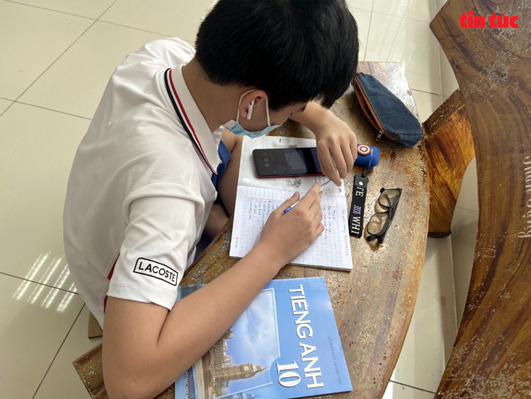 Lớp học online &quot;dã chiến&quot; ở TP.Hồ Chí Minh - Ảnh 6.