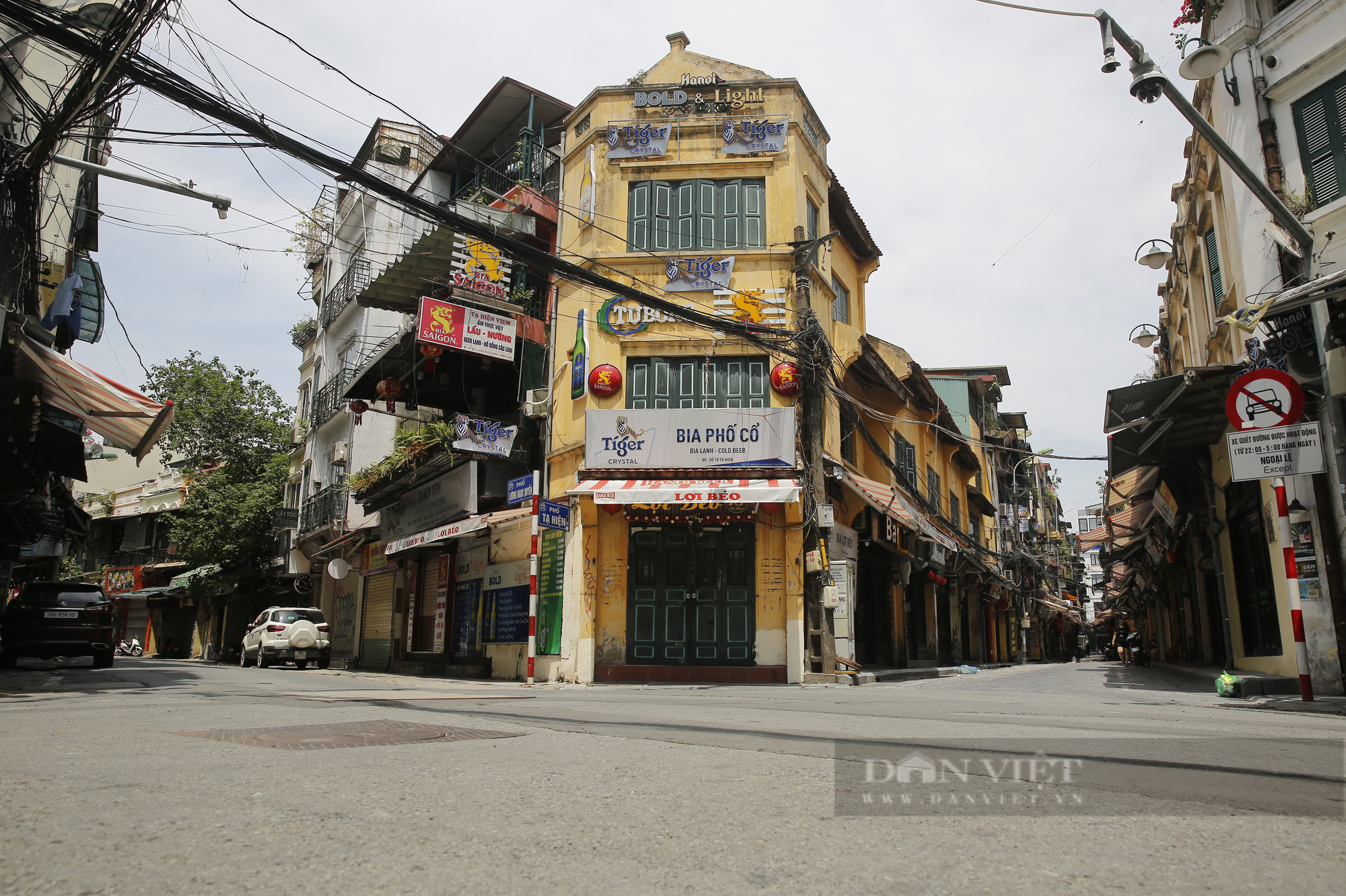 Phố cổ Hà Nội bình lặng chưa từng có trong mùa Covid-19 - Ảnh 1.