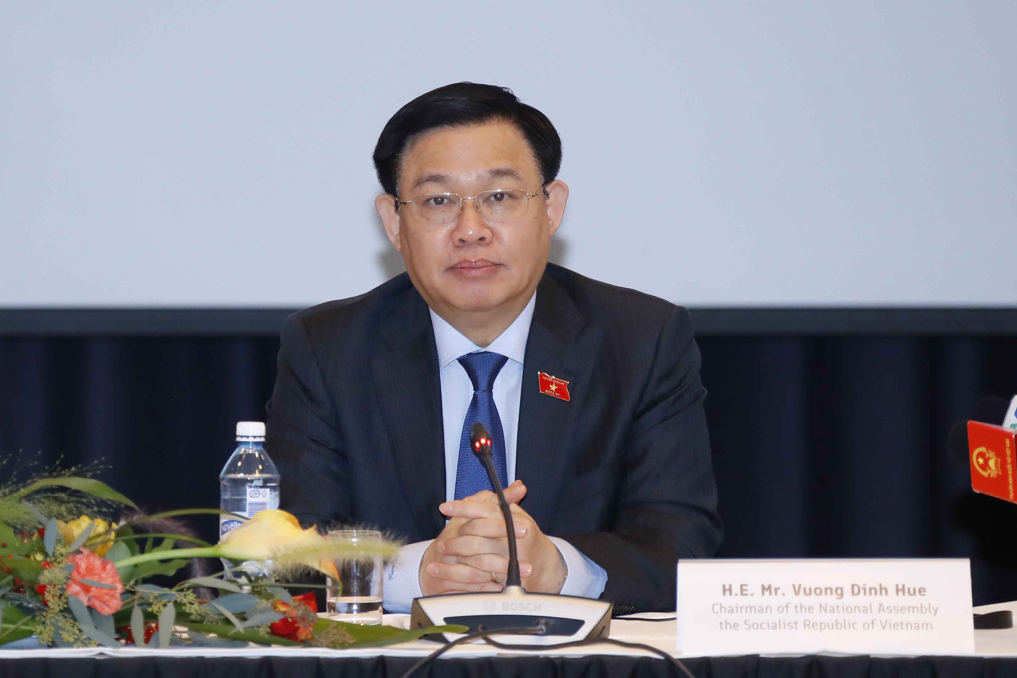 Việt Nam nhận thêm 100.000 liều vaccine và gần 300 tỷ thiết bị y tế chống dịch Covid-19 - Ảnh 2.