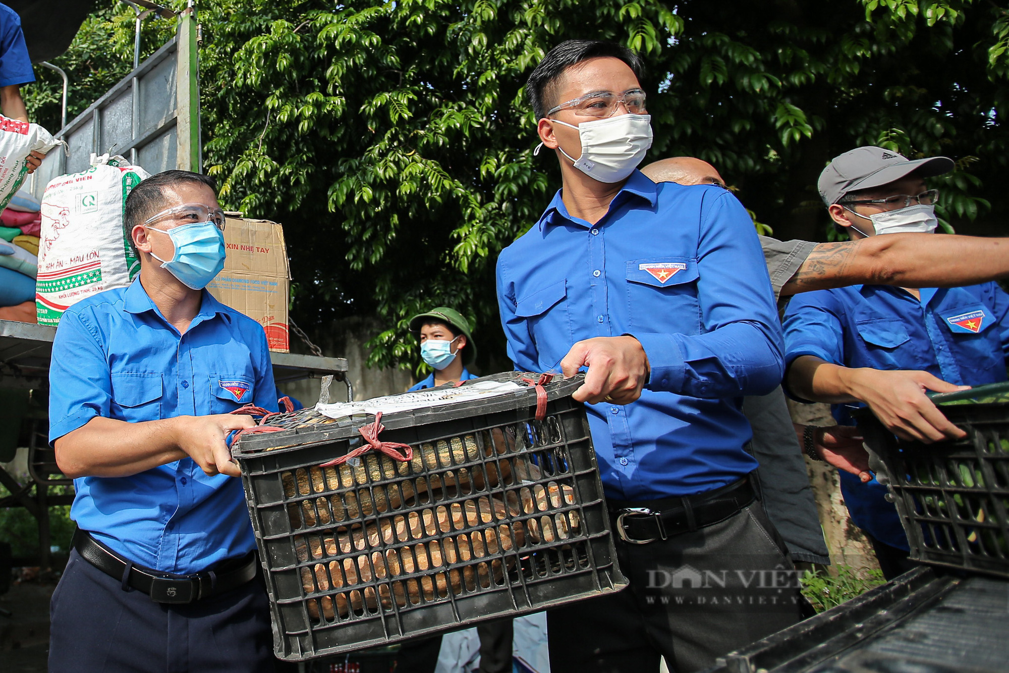 Hà Nội đón nhận 60 tấn nhu yếu phẩm từ nhân dân Hà Giang ủng hộ - Ảnh 7.