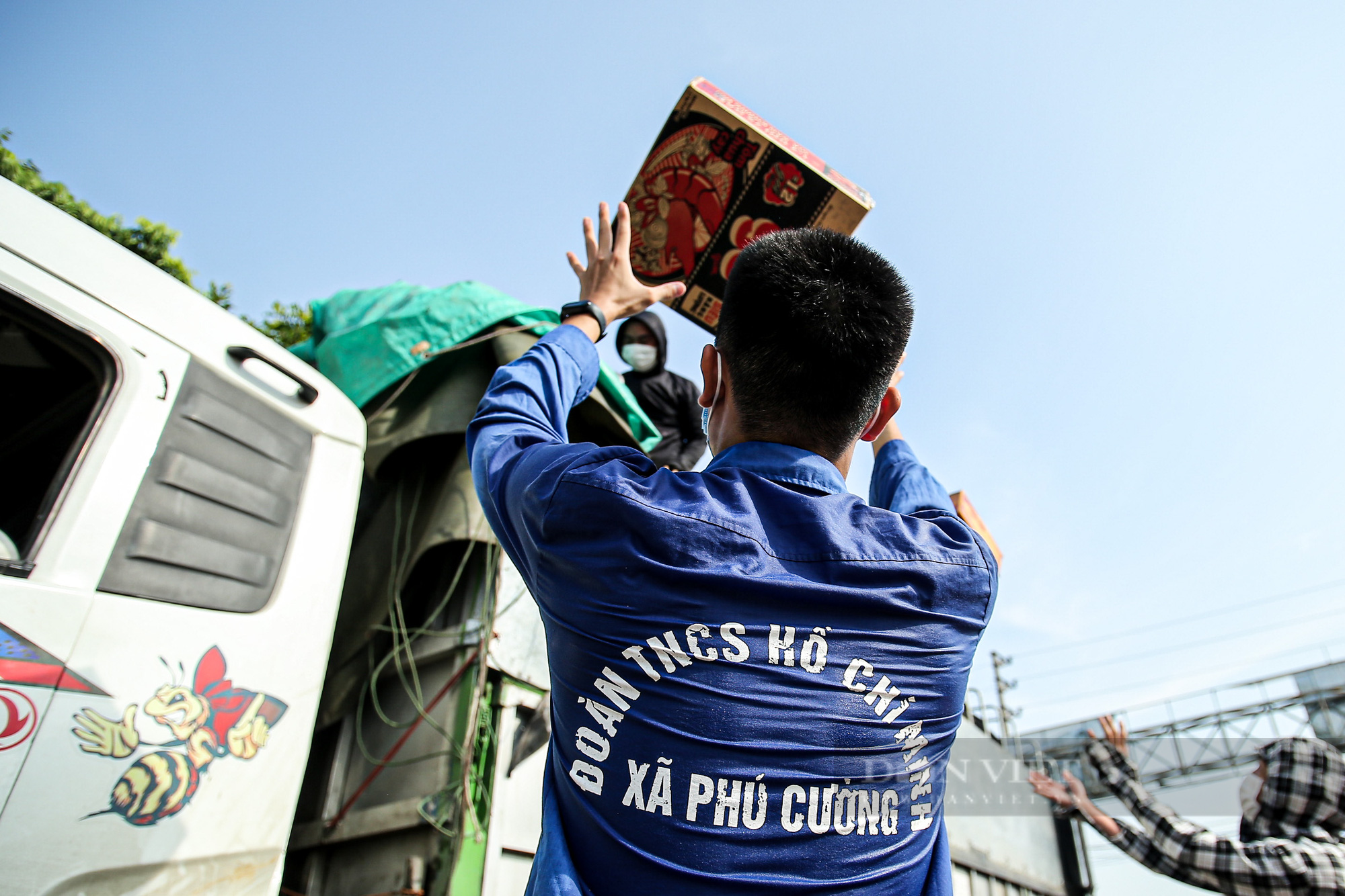 Hà Nội đón nhận 60 tấn nhu yếu phẩm từ nhân dân Hà Giang ủng hộ - Ảnh 8.