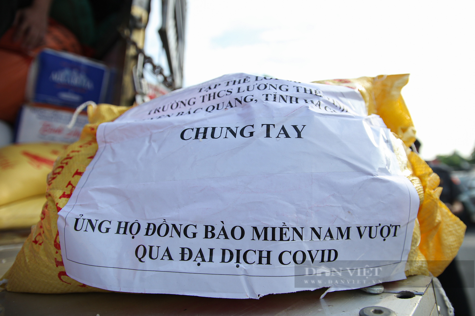 Hà Nội đón nhận 60 tấn nhu yếu phẩm từ nhân dân Hà Giang ủng hộ - Ảnh 11.