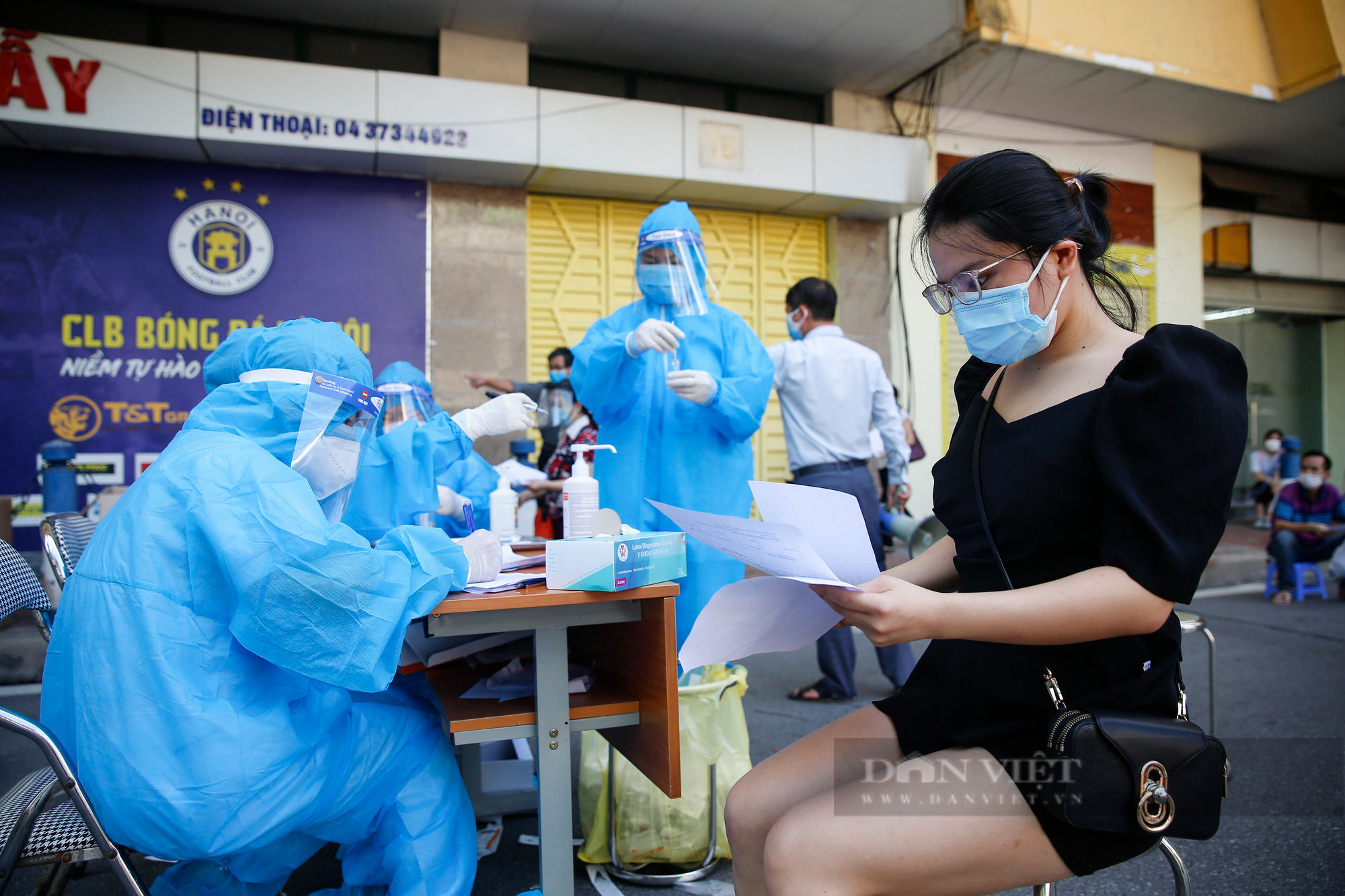 Cận cảnh quy trình tiêm vaccine Covid-19 &quot;2 trong 1&quot; đầu tiên ở Hà Nội - Ảnh 5.