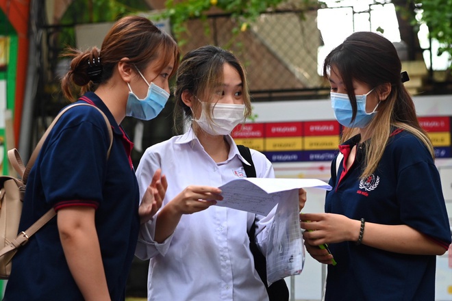 Nhiều đại học ở TP.HCM hỗ trợ học phí cho sinh viên trong mùa dịch - Ảnh 1.