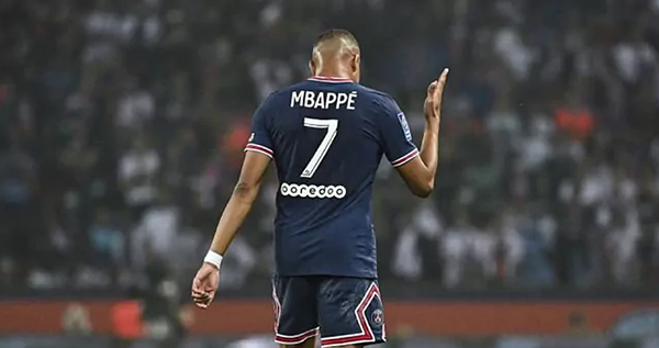 Mbappe bị la ó vì không ký hợp đồng mới với PSG. Ảnh: Marca