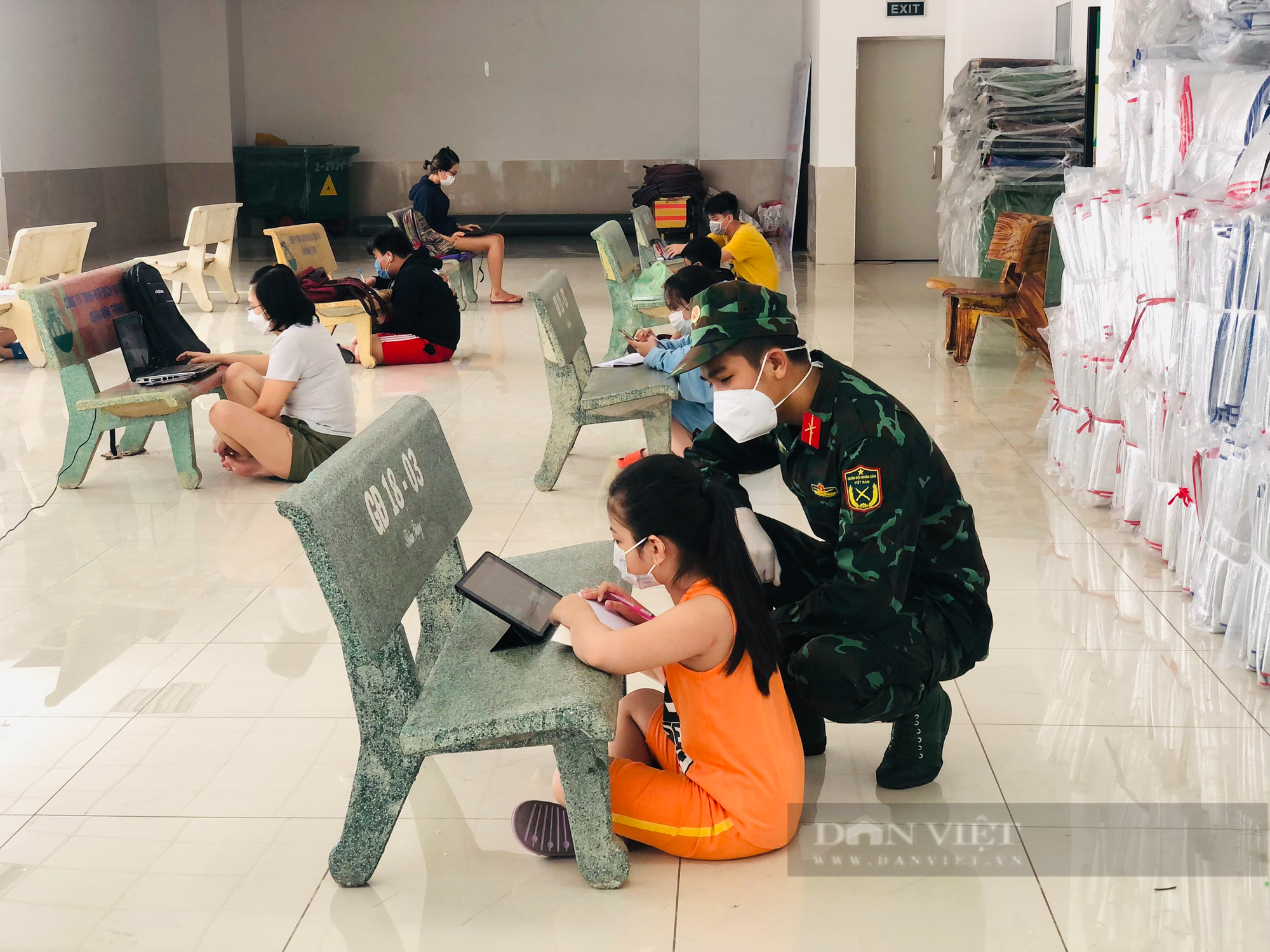 Ảnh ấn tượng tuần: Ùn ứ tại trạm kiểm soát &quot;vùng đỏ&quot; và lớp học 5 không tại TP.Hồ Chí Minh - Ảnh 6.