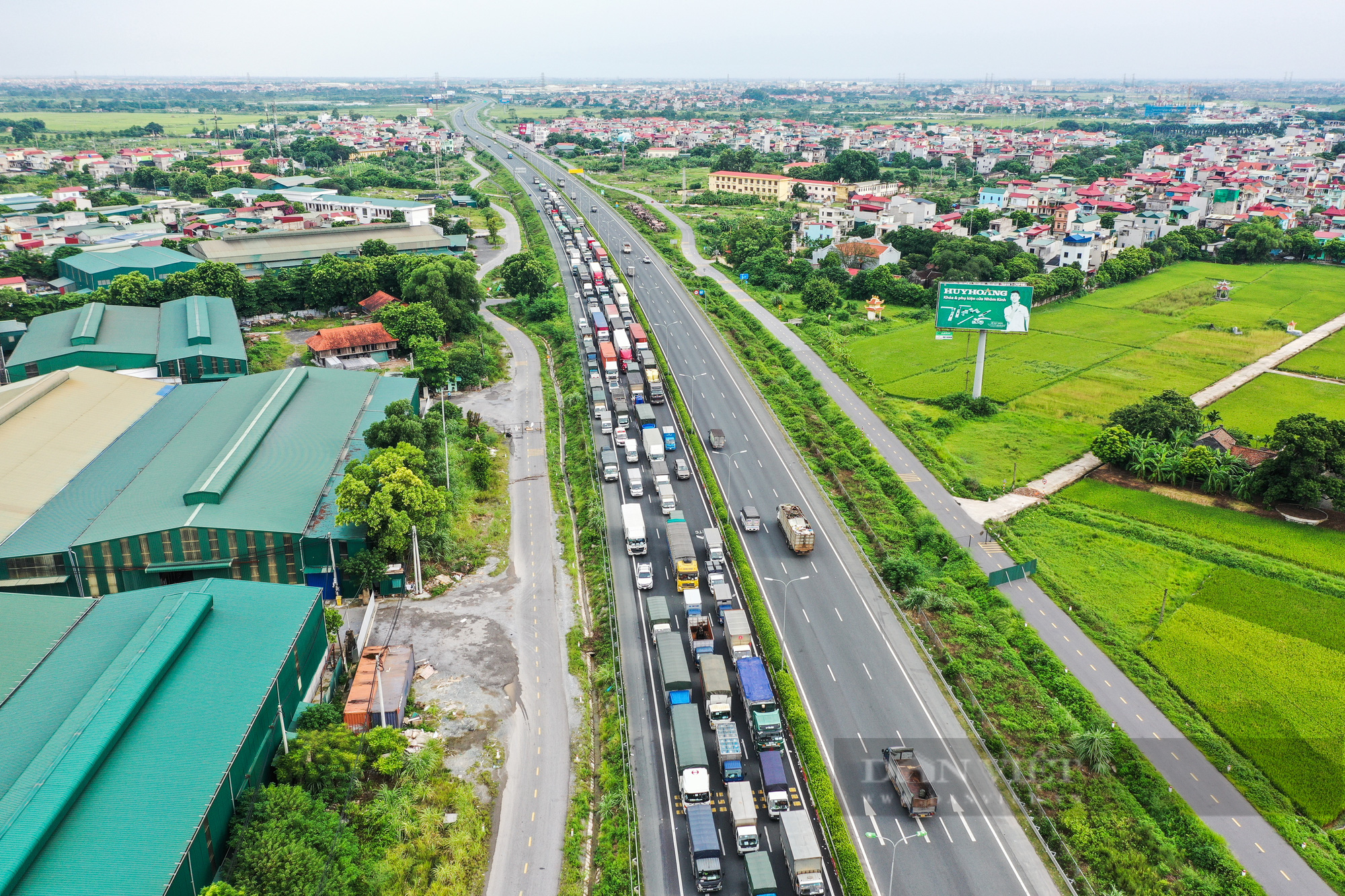 Ảnh ấn tượng tuần: Ùn ứ tại trạm kiểm soát vùng đỏ và bộ đội dầm mưa giúp dân - Ảnh 4.