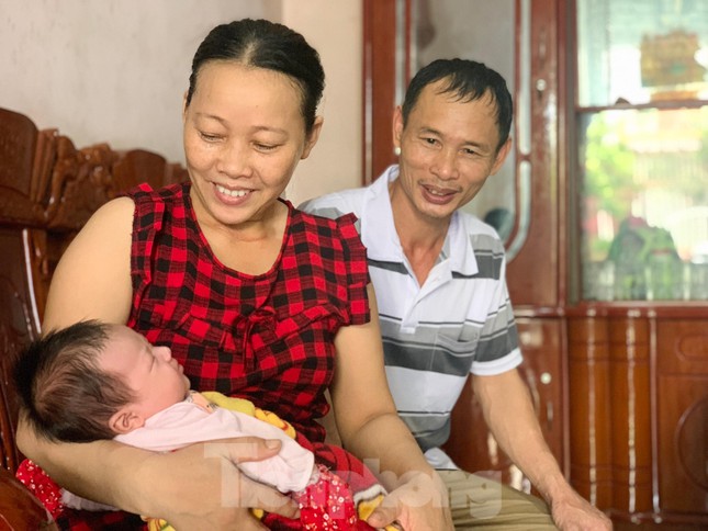 Mất 2 người con trai, vợ chồng hạnh phúc nhận nuôi bé gái bị bỏ rơi trước cổng nhà - Ảnh 1.