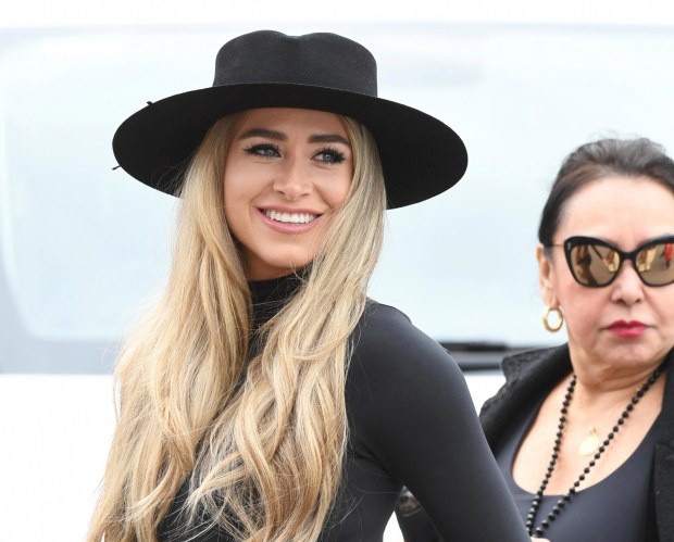Bạn gái Ronaldo kết thân với dàn WAGs xinh đẹp của M.U - Ảnh 1.