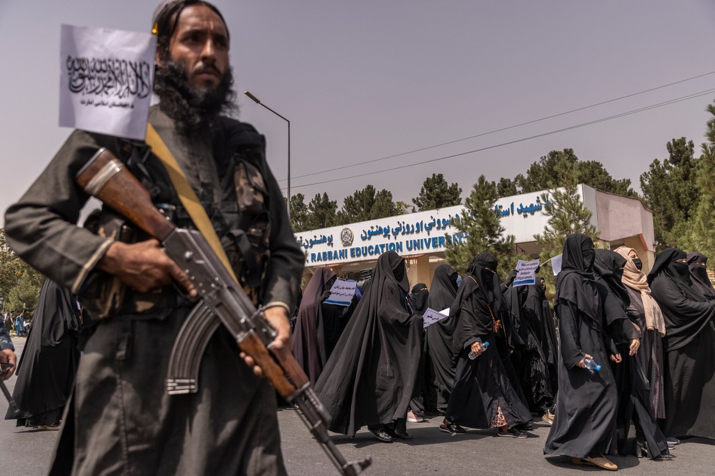 Hình ảnh gây chú ý về phụ nữ Afghanistan phải bịt kín mắt đi học - Ảnh 4.