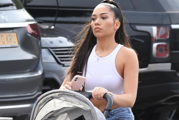 Bạn gái Ronaldo kết thân với dàn WAGs xinh đẹp của M.U - Ảnh 5.