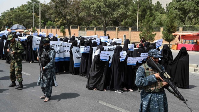 Hình ảnh gây chú ý về phụ nữ Afghanistan phải bịt kín mắt đi học - Ảnh 5.