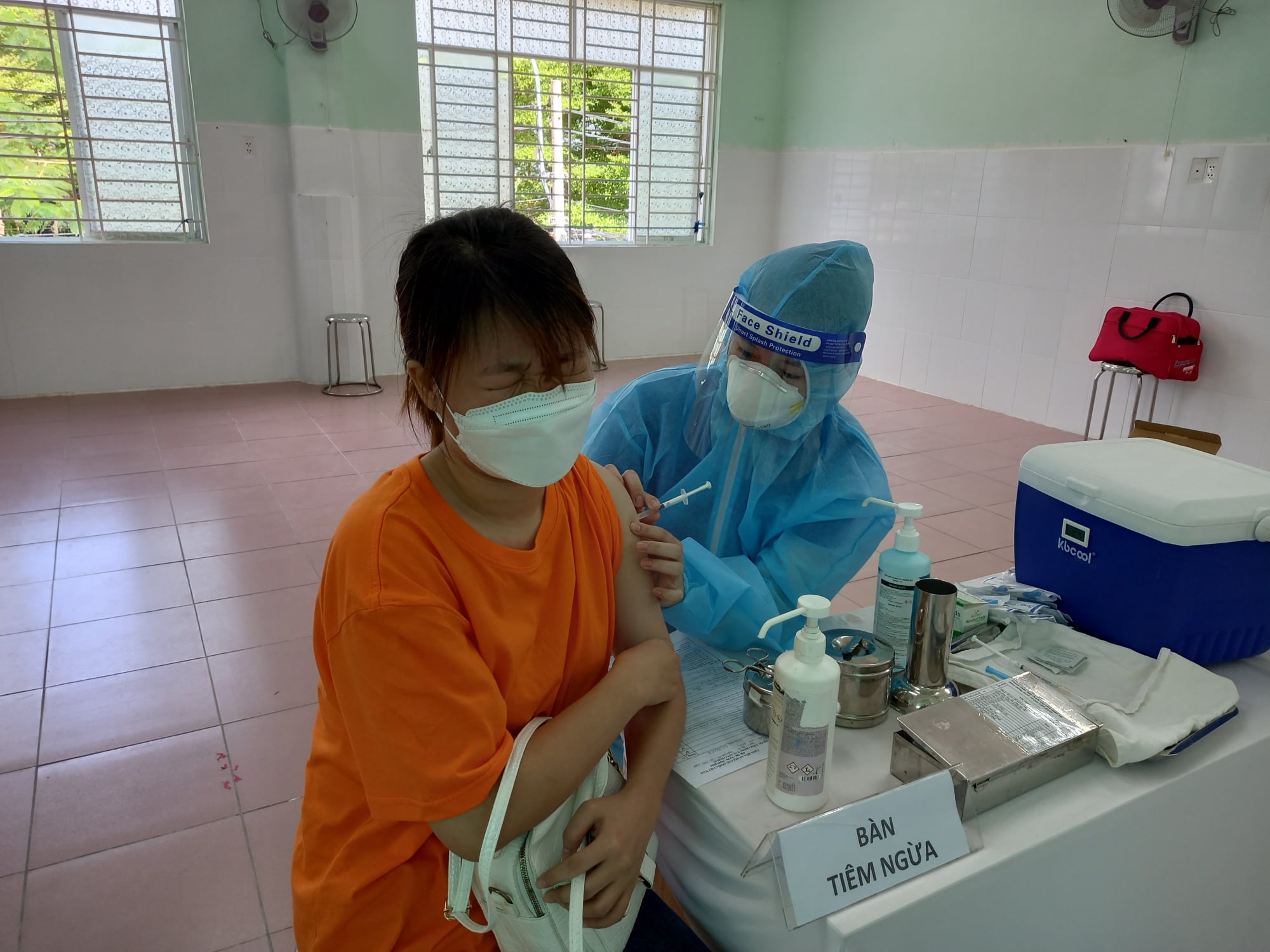 Hàng trăm nghìn người báo cáo sai sót trên Cổng thông tin tiêm chủng Covid-19 - Ảnh 2.