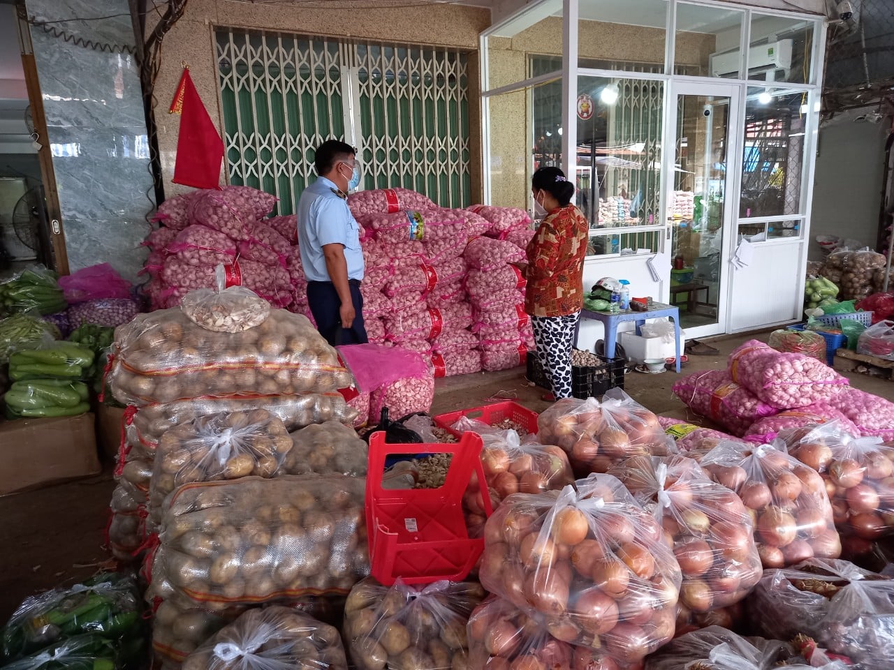 Phát hiện số lượng lớn tỏi Trung Quốc vi phạm nhãn  hàng hóa ở Tiền Giang - Ảnh 1.