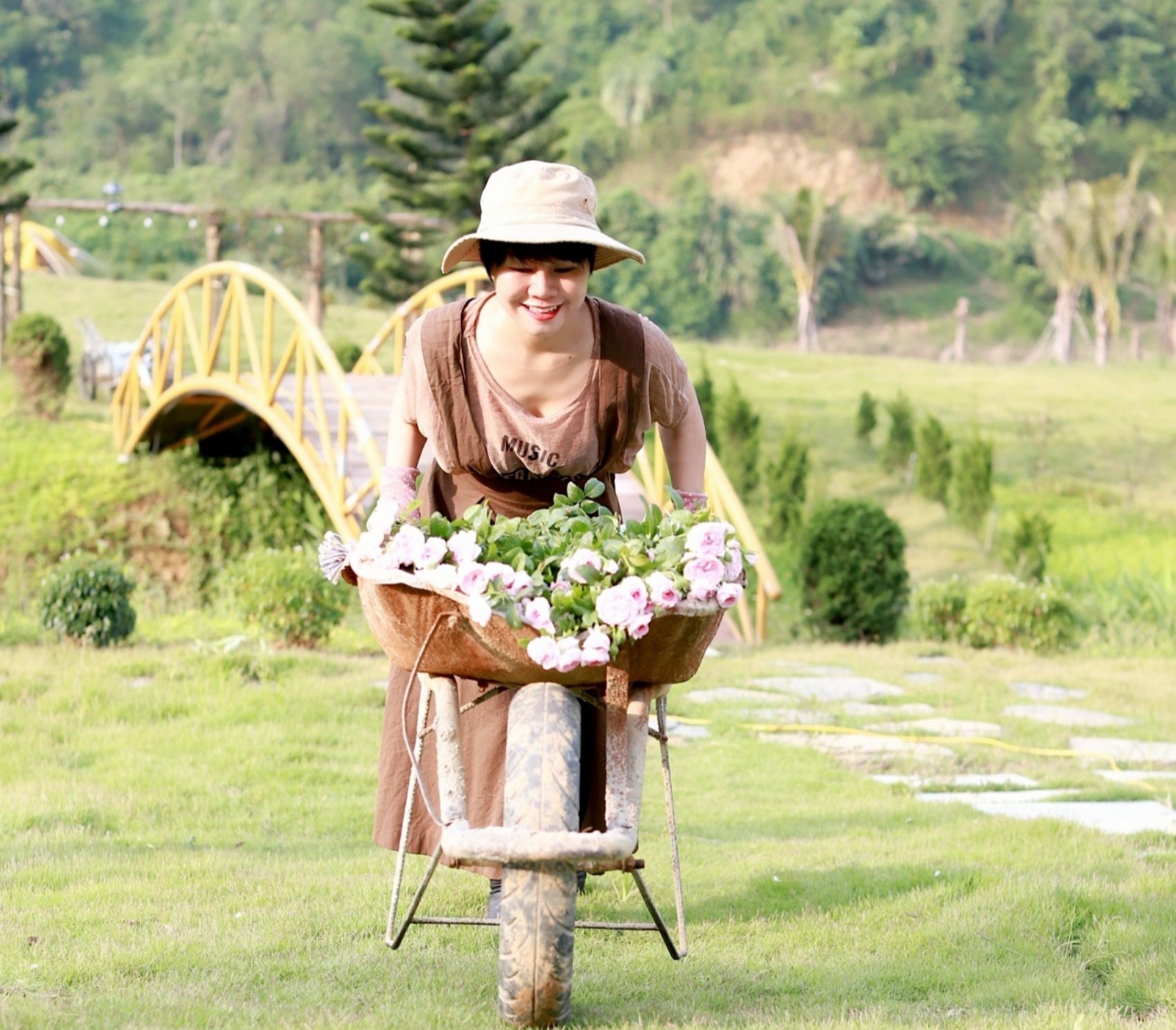 Cặp vợ chồng bỏ phố về quê, mở trang trại 1 ha trong dịch - Ảnh 1. Cặp vợ chồng bỏ phố về quê, mở trang trại 1 ha trong dịch - Ảnh 1.