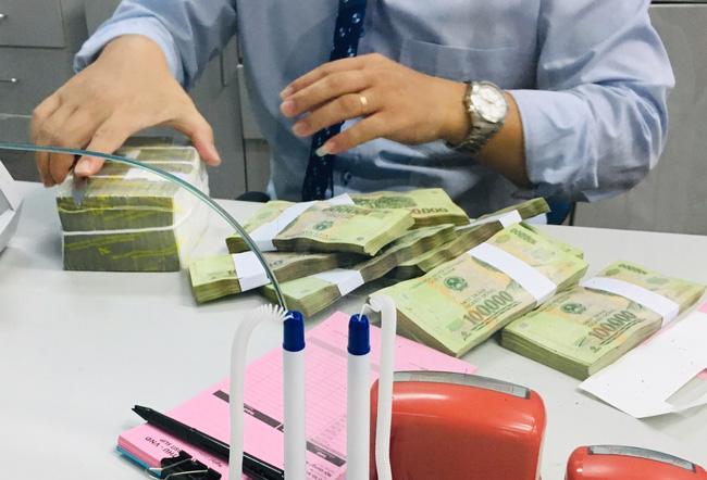 Kinh tế nóng nhất: Dân gửi tiền ngân hàng nào có lãi cao nhất? - Ảnh 1.