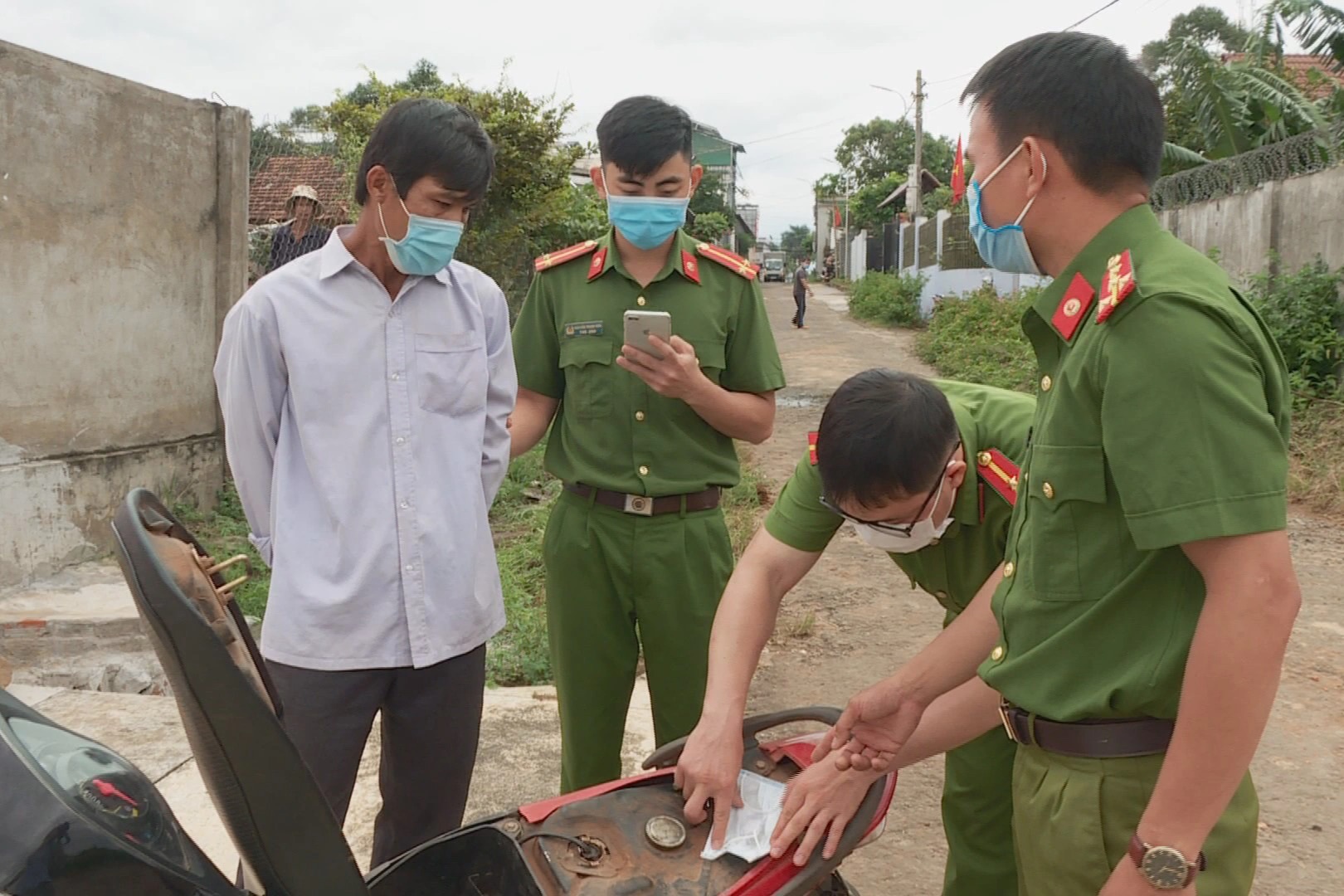 Vụ người vợ “gài” ma túy vào xe của chồng: Khởi tố thêm 2 đối tượng - Ảnh 2.