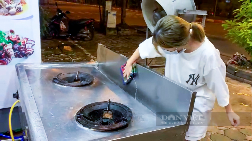 Người dân Thủ đô dọn dẹp hàng quán xuyên đêm để mở cửa hàng trở lại - Ảnh 4.