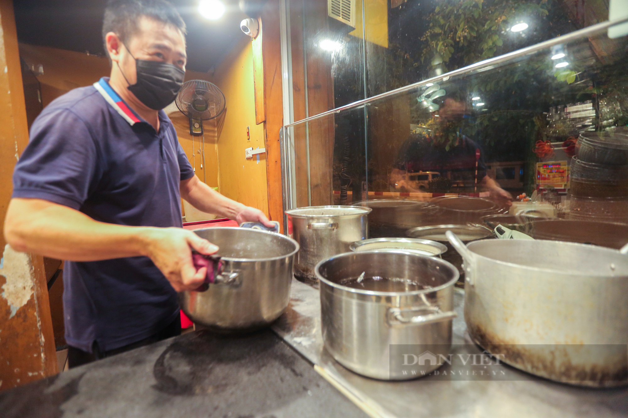 Người dân Thủ đô dọn dẹp hàng quán xuyên đêm để mở cửa hàng trở lại - Ảnh 7.
